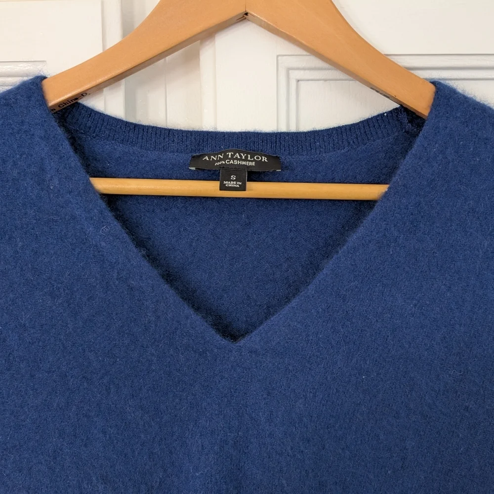 Ann Taylor 100% Cashmere V-Neck Sweater Navy Size S - Picture 3 of 5